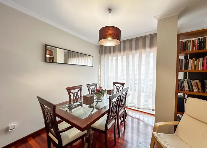 Apartamento completo, amplio, muy iluminado y con plaza de garaje incluida.